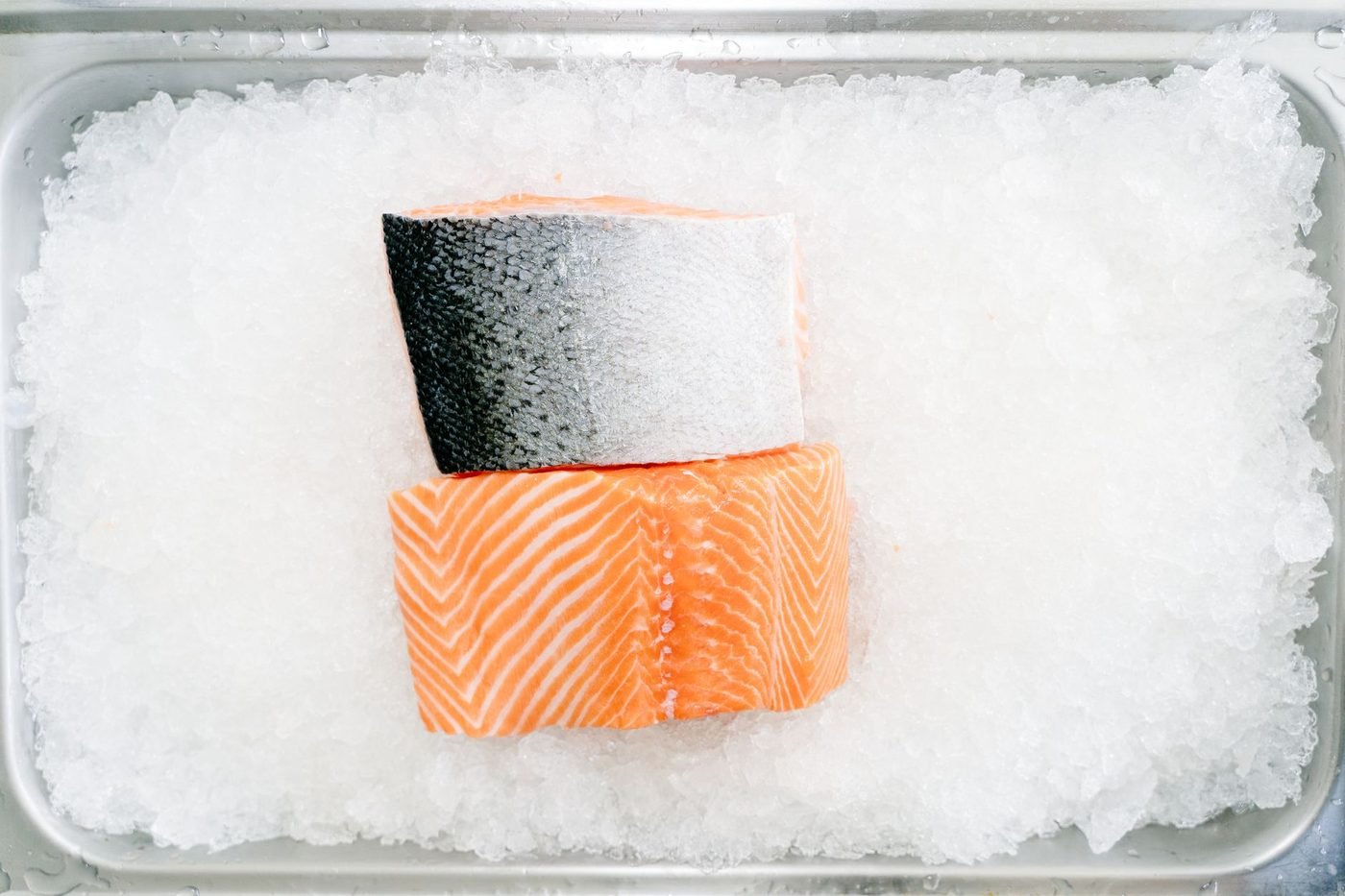 Zwei Stücke roher Lachs auf Eis